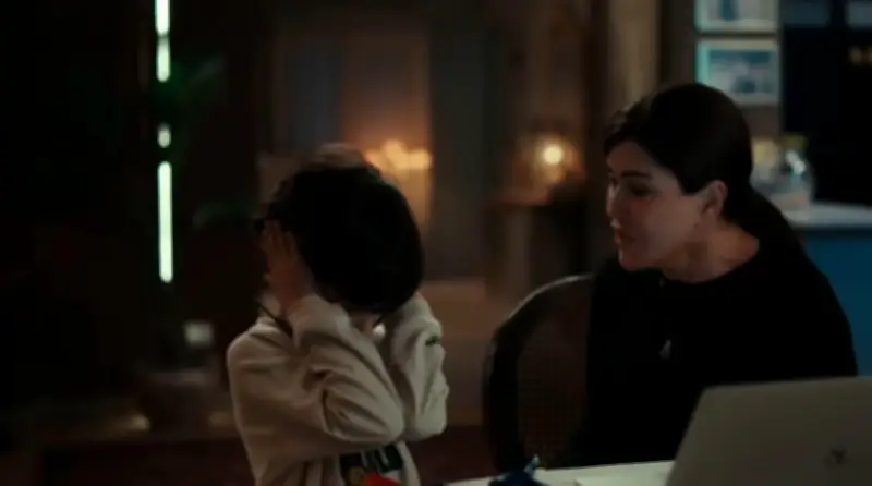 مسلسل اللون الأزرق: آمنة تفقد أعصابها مع ابنها في مشهد مؤثر