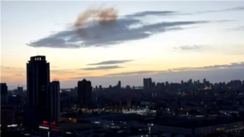 البحرين: إصابة شخص وتضرر محال تجارية إثر سقوط شظايا صاروخ في المنامة