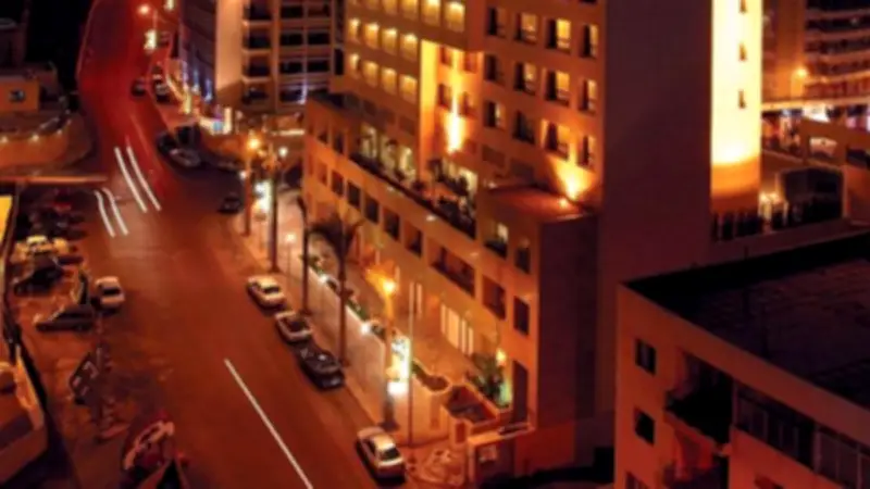 غارة إسرائيلية تستهدف فندق رمادا في بيروت بصاروخ موجه