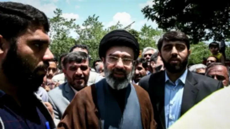 مجلس خبراء القيادة الإيراني يتجه نحو اختيار مجتبى خامنئي مرشداً جديداً