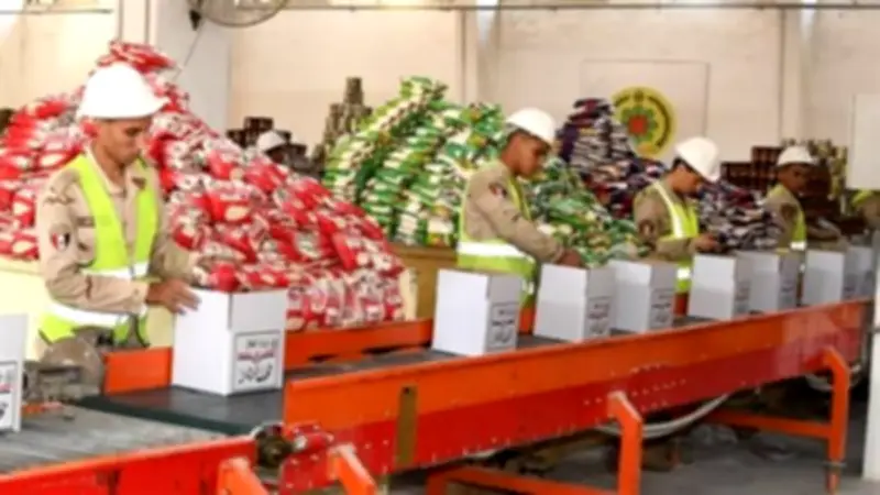 القوات المسلحة توزع مليون ونصف عبوة غذائية على المواطنين بأسعار مخفضة في رمضان