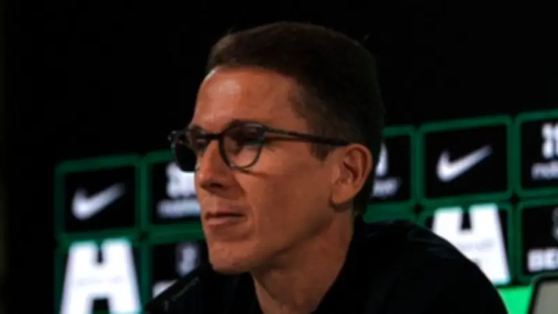 فولفسبورج الألماني يُنهي عقد مدربه دانيال باور بعد هزيمة هامبورج في الدوري