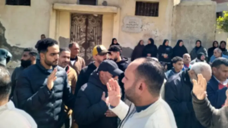 الشحات مبروك يتلقى العزاء في زوجته بدسوق وسط حزن كبير من الأهالي والمحبين