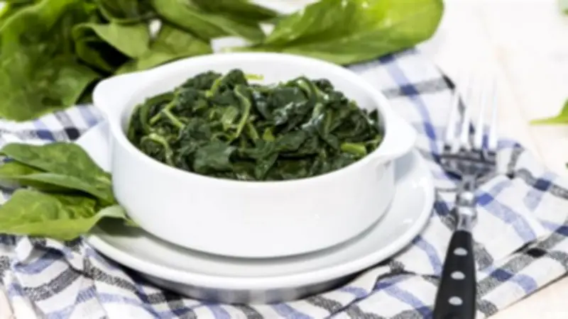 السبانخ: كنز غذائي يدعم صحة المرأة في كل مراحل حياتها