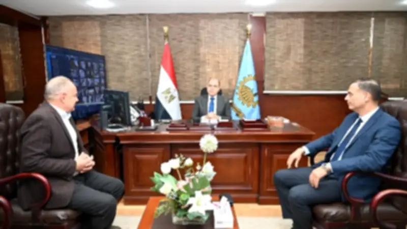 محافظ الغربية يلتقي رئيس غزل المحلة لبحث تطوير الشركة وتعزيز الصناعة الوطنية