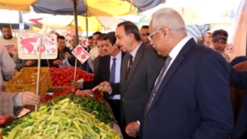محافظ سوهاج يتفقد الأسواق للتأكد من استقرار الأسعار وجودة السلع