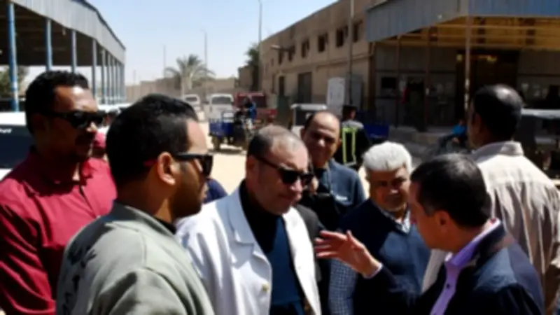 محافظ أسوان يوجه بإنشاء ميدان وتعديل مسار الحركة أمام مزلقان السيل القديم