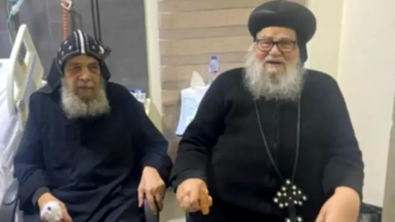 الأنبا موسى يزور الأنبا إيسيذوروس في المستشفى للاطمئنان على صحته