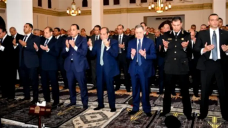الرئيس السيسي يؤدي صلاة العشاء والتراويح مع مسؤولين وطلبة الشرطة في أكاديمية الشرطة