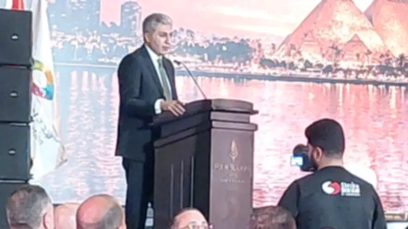 وزير السياحة والآثار يطالب شركات الطيران بعدم رفع الأسعار ويؤكد على تنوع الأسواق