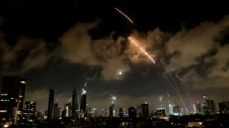 الحرس الثوري الإيراني يطلق موجة صاروخية نحو إسرائيل بعد تنصيب المرشد الجديد