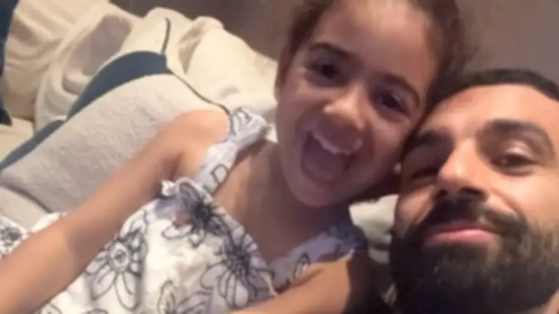 محمد صلاح يخطف الأضواء بفيديو عائلي ويحطم رقمًا قياسيًا في إنجلترا