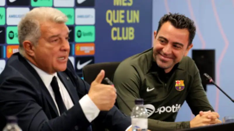 لابورتا يهاجم تشافي: أصبحت أداة مستخدمة.. وبرشلونة كان يخسر بسببك