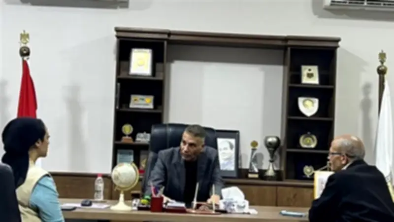 محافظ جنوب سيناء يلتقي رئيس مدينة دهب لبحث ملف الإشغالات ومشكلات المواطنين