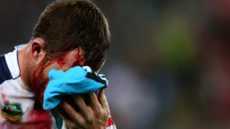 عنف مروع في الدوري الفرنسي: شقيق لاعب يطعن منافسًا بسكين في ملعب كرة القدم