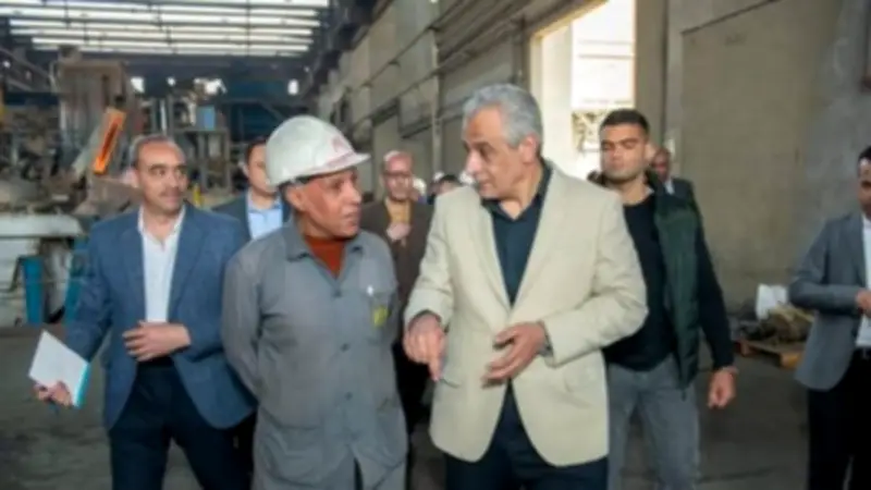 وزير الإنتاج الحربي يتفقد مصانع حلوان ويوجه بصرف مكافآت للعمال