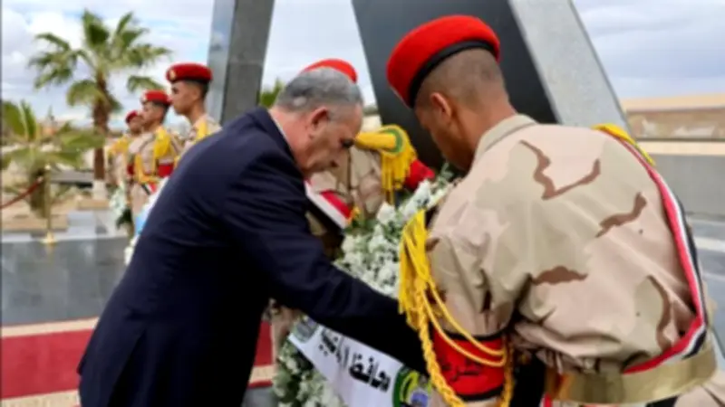 محافظ الإسماعيلية يضع إكليل زهور على النصب التذكاري للشهداء في يوم الشهيد