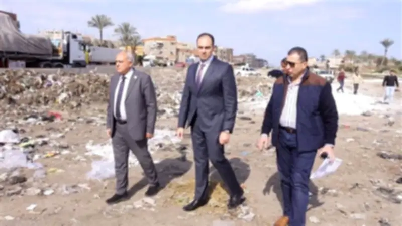 نائب محافظ دمياط يقود جولة مفاجئة لرفع المخلفات في كفر البطيخ وكفر سعد