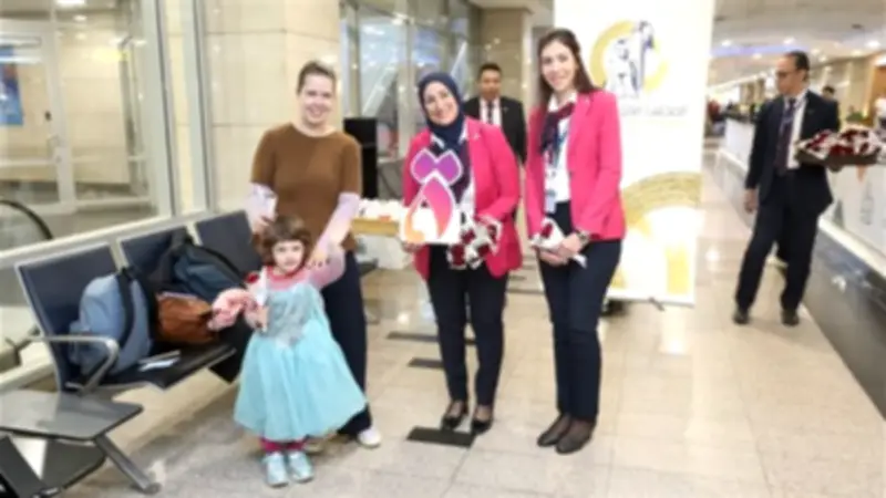 مطار القاهرة يحتفل باليوم العالمي للمرأة بتكريم المسافرات والعاملات