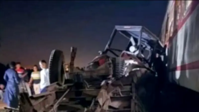 العناية الإلهية تنقذ ركاب قطار المناشي من حادث تصادم مروع مع سيارة نقل في كوم حمادة