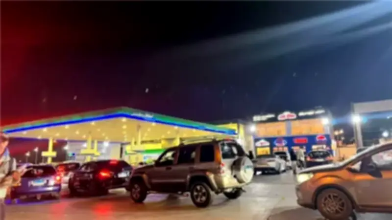 زحام شديد بمحطات الوقود في القاهرة والجيزة بسبب شائعات زيادة الأسعار