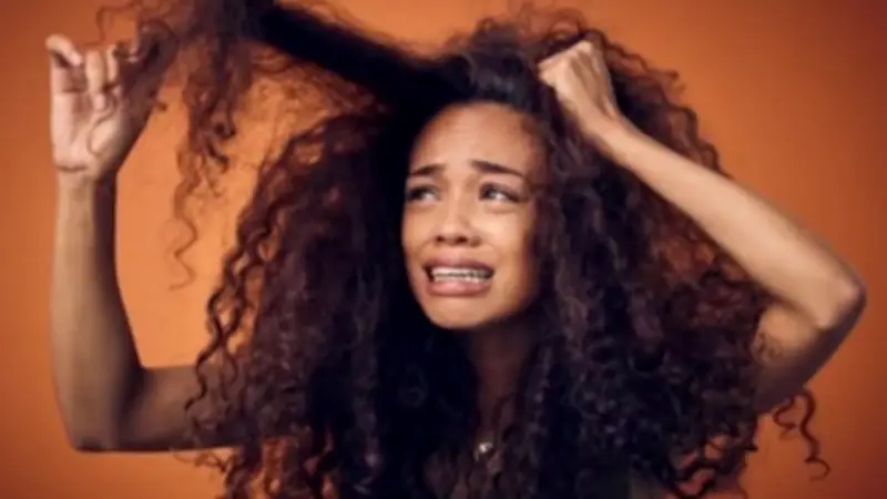 زيت الروزمارى: سر نمو الشعر الطبيعي قبل العيد وطريقة استخدامه الصحيحة