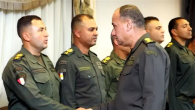 وزير الدفاع يلتقي قادة الجيشين الثاني والثالث الميدانيين ويناقش الأمن القومي