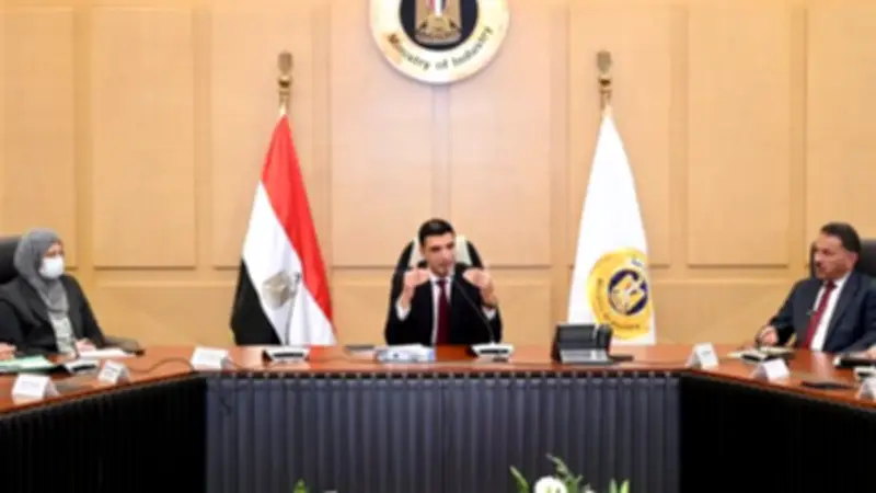 وزير الصناعة يؤكد تفعيل دور التنمية الصناعية لتمكين القطاع الخاص