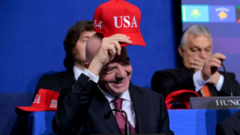 بلاتيني يهاجم إنفانتينو: مجرد إداري يعشق الأثرياء ويفتقر لمكانة قيادة الفيفا