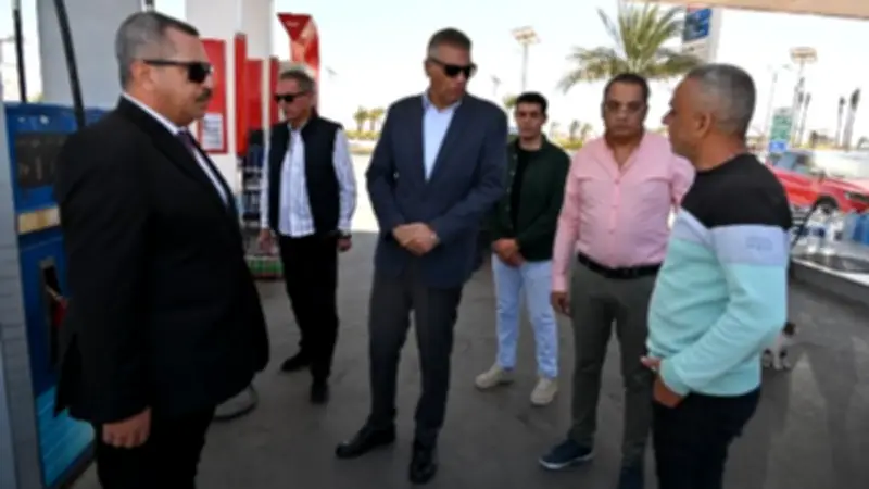 محافظ جنوب سيناء يشن جولات مفاجئة على محطات الوقود لمراقبة تطبيق التعريفة الجديدة