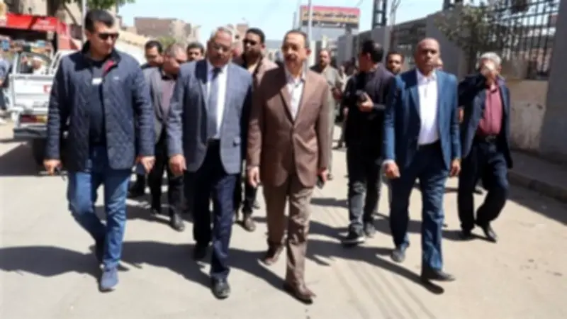 محافظ سوهاج يتفقد محطات الوقود ومواقف الأجرة لضبط الأسعار بعد زيادة البنزين