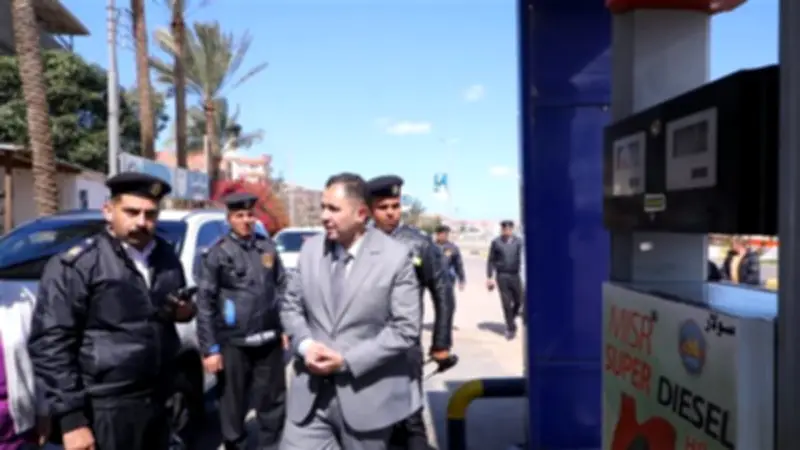 محافظ دمياط يتفقد محطات الوقود والمواقف لضمان تطبيق الأسعار الجديدة