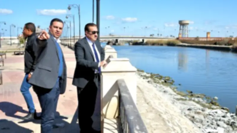 محافظ بورسعيد يتفقد كورنيش قناة الاتصال بالضواحي ويوجه بتحسين النظافة والخدمات