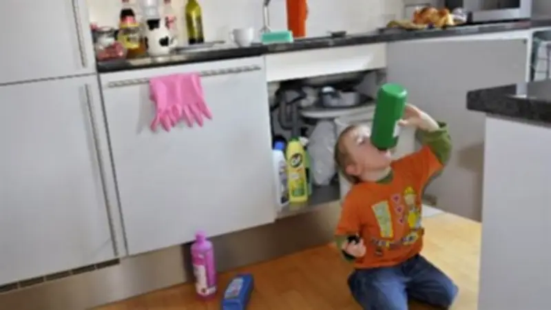 دليل شامل للتعامل مع حالات بلع الأطفال للمواد الكيميائية الخطيرة في المنزل