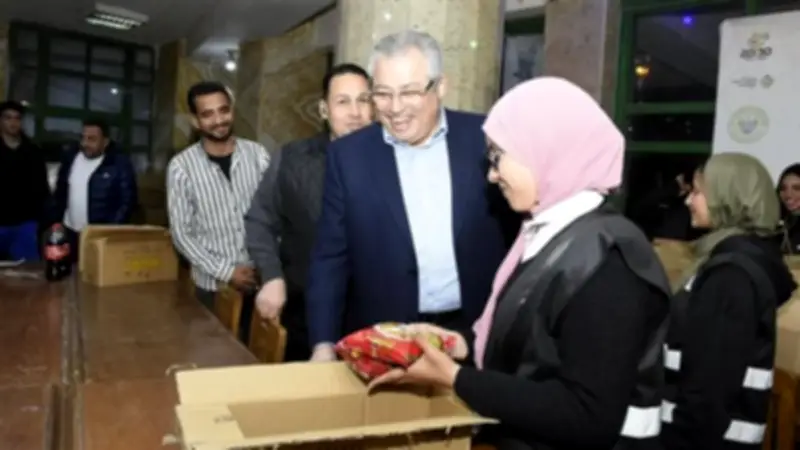 أسرة طلاب من أجل مصر بجامعة عين شمس توزع كراتين الخير في رمضان