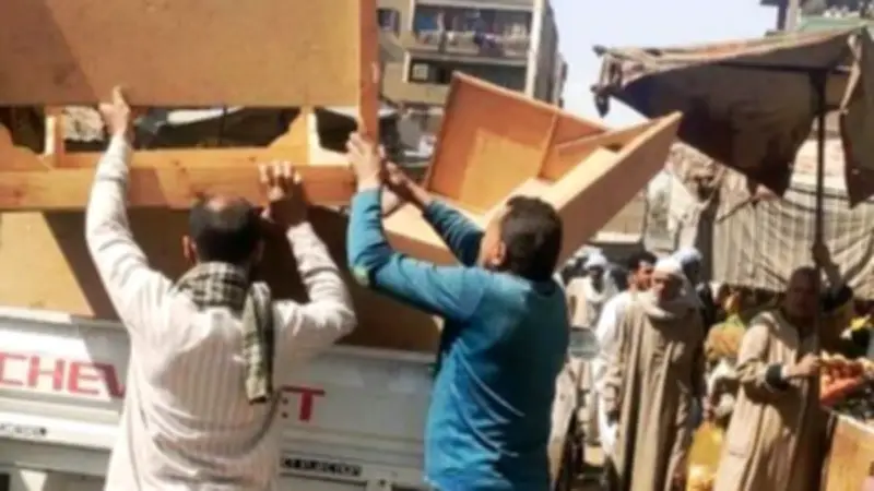 أسوان تواصل حملات رفع الإشغالات في شوارع كوم أمبو لتحسين البيئة