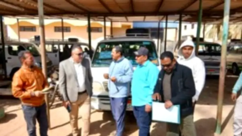 رئيس مركز الداخلة يتفقد المواقف ومحطات الوقود لضمان الالتزام بالتعريفة الجديدة