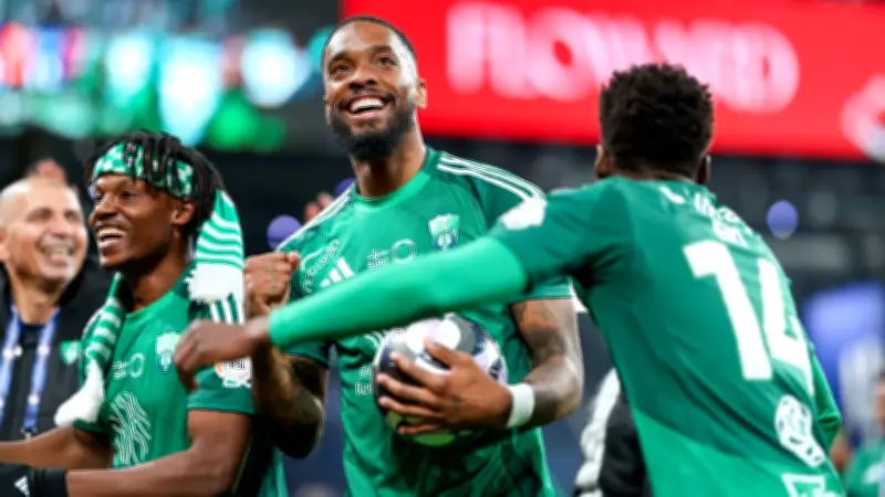 جدل إيقاف إيفان توني: هل يغيب عن كلاسيكو الأهلي والهلال في كأس الملك؟