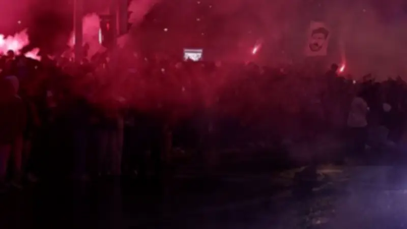 رغم الأمطار الغزيرة.. جماهير أتلتيكو مدريد تستقبل فريقها بحماس قبل مواجهة توتنهام