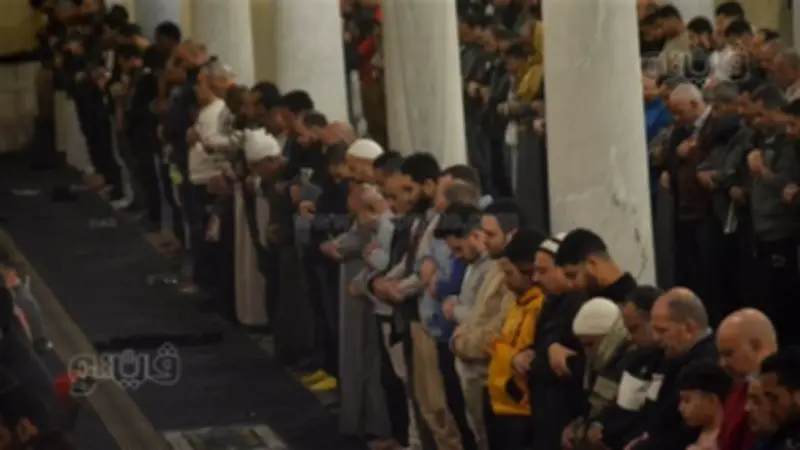 أجواء روحانية مهيبة في صلاة العشاء والتراويح بمسجد عمرو بن العاص في أولى الليالي الوترية