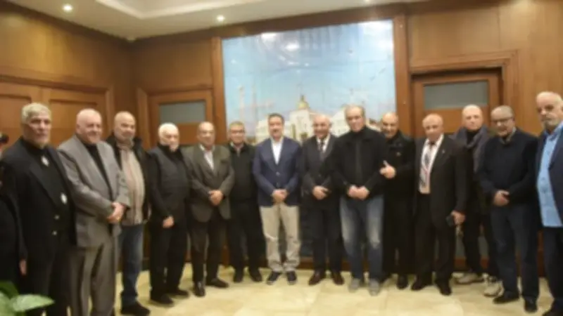 محافظ بورسعيد يستقبل قدامى لاعبي النادي المصري ويشيد بإرثهم الرياضي العريق