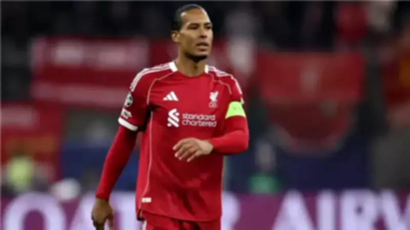 فان دايك يوجه انتقادات حادة لمدربه سلوت بعد خسارة ليفربول أمام جالطة سراي في دوري الأبطال