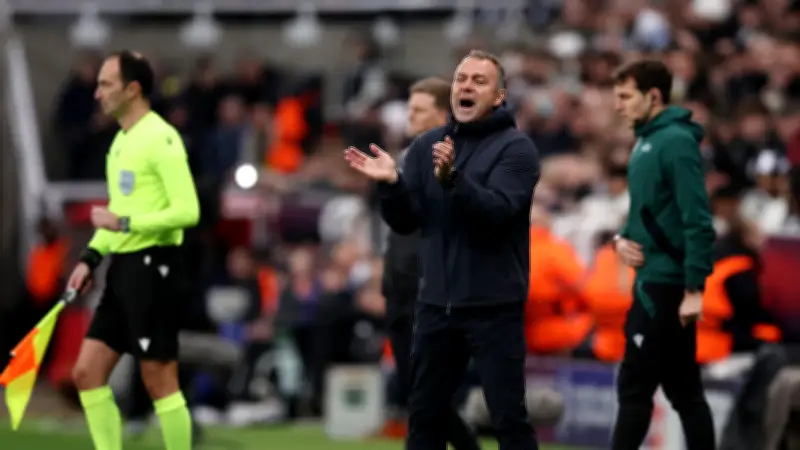 فليك يكشف سر استبدال بيدري ويعد برد قوي لنيوكاسل في إياب دوري الأبطال