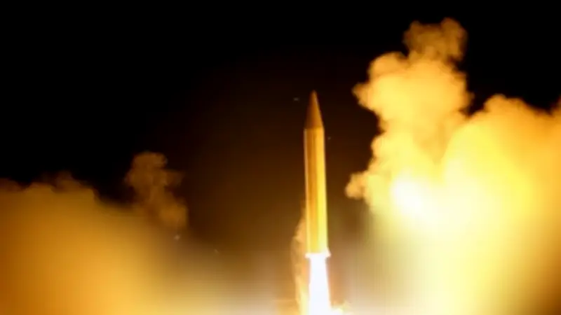 الحرس الثوري الإيراني يشن هجومًا صاروخيًا مزدوجًا على الأسطول الأمريكي الخامس ومركز فضائي إسرائيلي