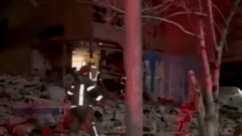 غارات أمريكية إسرائيلية تُدمّر مناطق سكنية في طهران.. والهلال الأحمر يُنقذ الضحايا