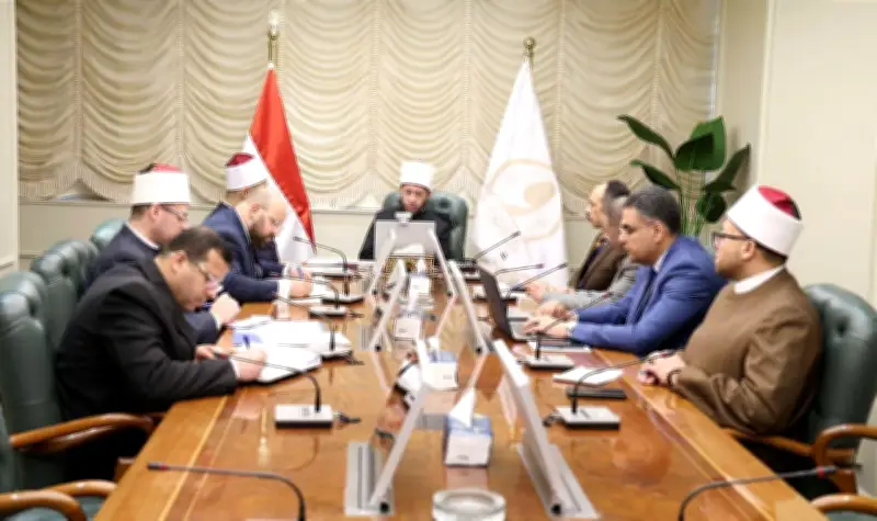 وزير الأوقاف يجتمع بمديري المديريات لبحث استعدادات عيد الفطر