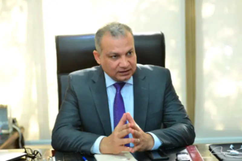 تكلفة المهندس خالد صديق بالإشراف على مكتب وزير الإسكان تثير جدلاً واسعاً