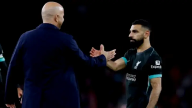 سلوت يدافع عن صلاح بعد خسارة ليفربول أمام جالطة سراي في دوري الأبطال