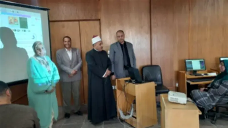 رئيس منطقة الإسماعيلية الأزهرية يتفقد برنامج تدريبي لتنمية مهارات المعلمين في الحاسب الآلي والذكاء الاصطناعي