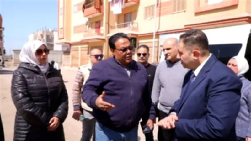 محافظ دمياط يباغت قرية كفر سعد في جولة ميدانية لمتابعة أعمال النظافة والمعدات